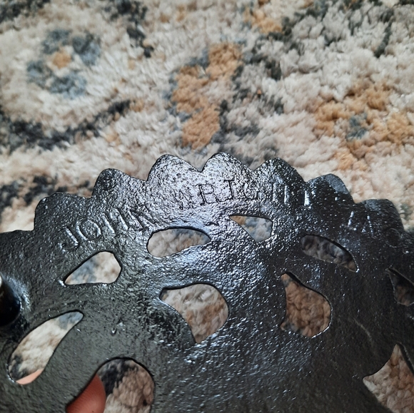 John Wright cast iron round trivet. - Picture 3 of 7